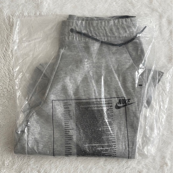 (NWT) Nike Tech Fleece Women’s Sweatpants in Gray, Medium - Picture 9 of 10